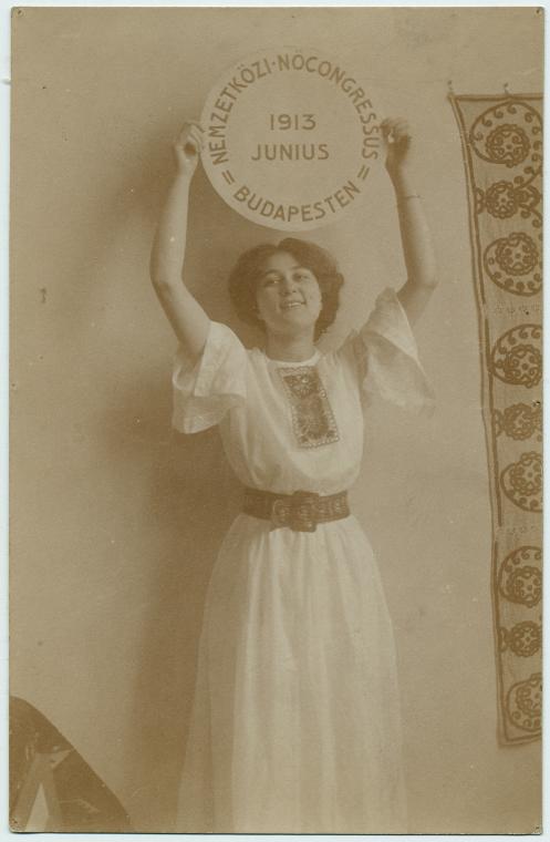 Jolan Jemnitz (Yolanda Jamnitz), poster girl.