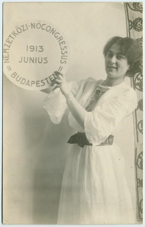 Jolan Jemnitz (Yolanda Jamnitz), poster girl.