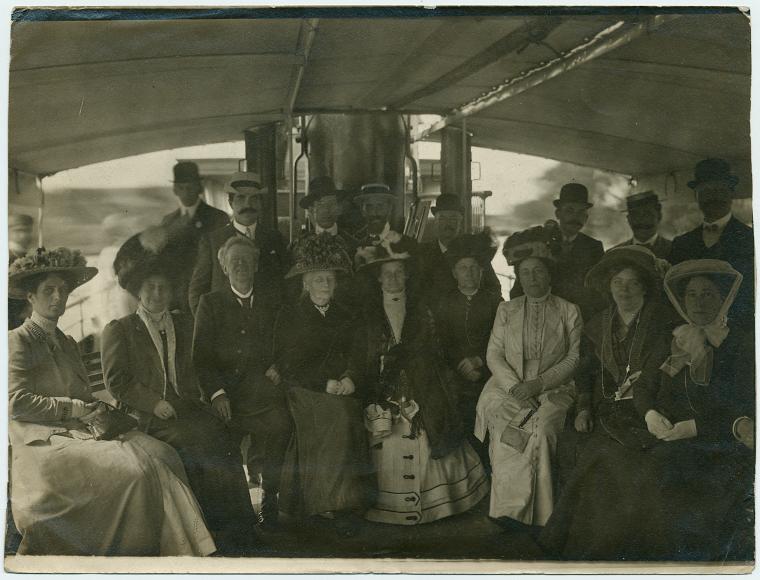 Group portrait. extreme left: Bessie Drysdale, the last two seated l. to r.: Dr. Helene Stöcker, Martina Kramers