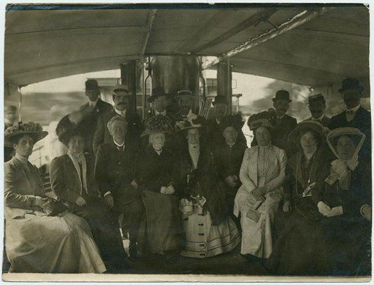 Group portrait. extreme left: Bessie Drysdale, the last two seated l. to r.: Dr. Helene Stöcker, Martina Kramers